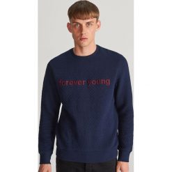 Strukturalna bluza z napisem - Granatowy. Niebieskie bluzy męskie Reserved, s, z napisami, bez kołnierzyka, bez rękawów, bez kaptura. W wyprzedaży za 69,99 zł.