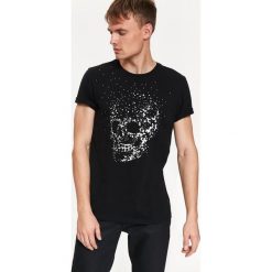 T-shirt dopasowany z aplikacją. Czarne t-shirty męskie na zimę, m, z aplikacjami, z bawełny, eleganckie, krótkie. Za 29,99 zł.