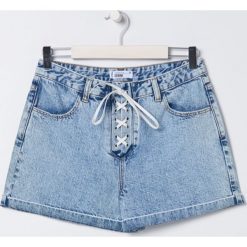 Jeansowe szorty high waist - Niebieski. Niebieskie szorty damskie Sinsay, bez wzorów, z jeansu, z podwyższonym stanem. W wyprzedaży za 29,99 zł.