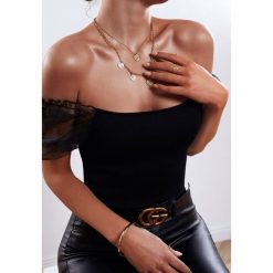 Czarna Bluzka Avani. Czarne bluzki damskie Renee, s, bez wzorów, z dzianiny, z falbankami, z krótkim rękawem. Za 79,99 zł.