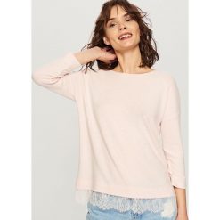 Swetry klasyczne damskie: Sweter z koronką – Różowy
