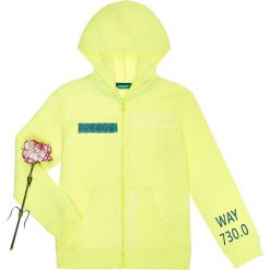 Bluza w kolorze żółtym. Żółte bluzy niemowlęce Benetton Kids, bez wzorów, bez rękawów, bez kaptura. W wyprzedaży za 62,95 zł.