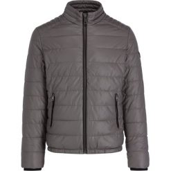 Kurtka skórzana Guess M94L43 WABC0. Szare kurtki męskie Guess, xl, z aplikacjami, ze skóry ekologicznej, bez kaptura. W wyprzedaży za 409,00 zł.