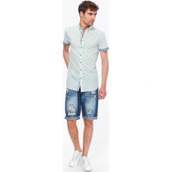 KOSZULA MĘSKA SLIM FIT Z NADRUKIEM. Zielone koszule męskie marki Top Secret, na lato, m, z nadrukiem, z bawełny, z krótkim rękawem. W wyprzedaży za 24,99 zł.