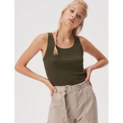 Bawełniany top basic - Khaki. Brązowe topy damskie Sinsay, s, bez wzorów, z bawełny, bez kołnierzyka. Za 7,99 zł.