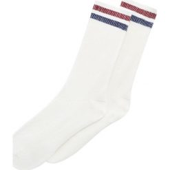 Sportowe skarpetki w paski. Szare skarpetki damskie Pull&Bear, w paski. Za 19,90 zł.