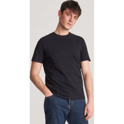 Gładki T-shirt - Czarny. Czarne t-shirty damskie Reserved, s, bez wzorów, bez kołnierzyka. W wyprzedaży za 39,99 zł.