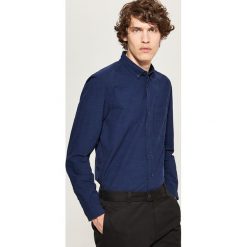 Koszula regular fit - Granatowy. Niebieskie koszule męskie Reserved, s, bez wzorów, bez kołnierzyka, bez rękawów. Za 119,99 zł.