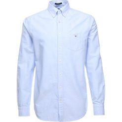 GANT THE OXFORD Koszula capri blue. Czerwone koszule męskie marki GANT, l, w kratkę, z bawełny, z klasycznym kołnierzykiem. Za 379,00 zł.