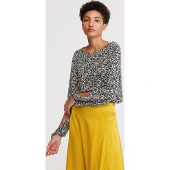 Bluzka w drobne kwiaty - Czarny. Czarne bluzki damskie Reserved, w kwiaty, bez kołnierzyka, bez rękawów. W wyprzedaży za 39,99 zł.