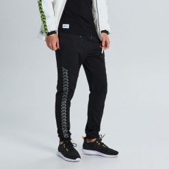 Dresowe joggery z lampasem - Czarny. Czarne spodnie męskie Cropp, s, bez wzorów, z dresówki. W wyprzedaży za 49,99 zł.