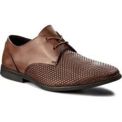 Półbuty CLARKS - Bampton Weave 261321847 Tan Leather. Pomarańczowe buty wizytowe męskie marki Clarks, ze skóry ekologicznej, bez zapięcia. W wyprzedaży za 199,00 zł.