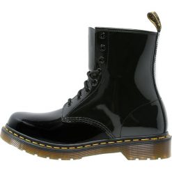 Dr. Martens 1460 8 EYE BOOT LAMPER Botki sznurowane black. Czarne botki damskie skórzane Dr. Martens, na wysokim obcasie, na sznurówki. Za 589,00 zł.