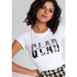 Biały T-shirt Griffiths. Białe bluzki damskie Renee, s, z nadrukiem, z jeansu, klasyczne, z okrągłym kołnierzem. Za 69,99 zł.