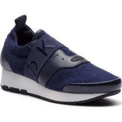 Sneakersy DKNY - Astor K3897667 Navy Nvy. Niebieskie półbuty damskie sznurowane DKNY, bez wzorów, ze skóry, bez obcasa, na płaskiej podeszwie. W wyprzedaży za 379,00 zł.