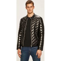 Guess Jeans - Kurtka. Zielone płaszcze męskie Guess Jeans, xxl, z aplikacjami, z elastanu, krótkie, bez kaptura. W wyprzedaży za 459,90 zł.