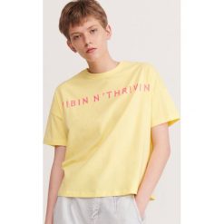 T-shirt z napisem - Żółty. Żółte t-shirty damskie Reserved, s, z napisami, bez kołnierzyka. Za 29,99 zł.