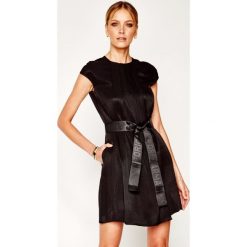 Sukienka koktajlowa Emporio Armani 3H2A88 2NXDZ 0999. Czarne sukienki damskie Emporio Armani, bez wzorów, wizytowe, bez kołnierzyka, bez rękawów. W wyprzedaży za 919,00 zł.