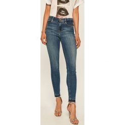 Guess Jeans - Jeansy 1981. Niebieskie jeansy damskie Guess Jeans, z aplikacjami, z elastanu. W wyprzedaży za 269,90 zł.