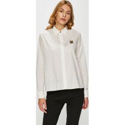 Tommy Hilfiger - Koszula. Białe bluzki damskie marki TOMMY HILFIGER, z elastanu, klasyczne, z klasycznym kołnierzykiem, z długim rękawem. W wyprzedaży za 219,90 zł.
