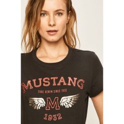Mustang - T-shirt. Czarne bluzki damskie Mustang, s, z nadrukiem, z bawełny, z okrągłym kołnierzem. W wyprzedaży za 59,90 zł.