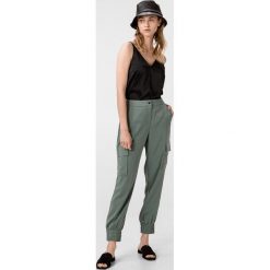 Vero Moda Paula Spodnie Zielony. Zielone spodnie damskie Vero Moda, z poliesteru. Za 175,95 zł.
