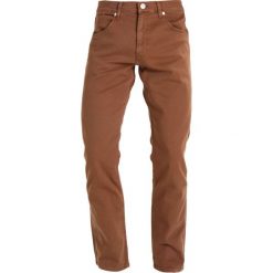 Spodnie męskie: Wrangler GREENSBORO Spodnie materiałowe brown