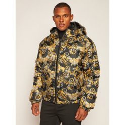 Kurtka puchowa Versace Jeans Couture E5GZA9B3. Kurtki męskie Versace Jeans Couture, m, bez wzorów, z jeansu, bez kaptura. Za 2949,00 zł.