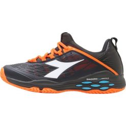 Diadora SPEED BLUSHIELD FLY AG Obuwie multicourt black/orange vibrant. Czarne buty trekkingowe męskie marki Diadora, z tworzywa sztucznego, na golfa. W wyprzedaży za 370,30 zł.