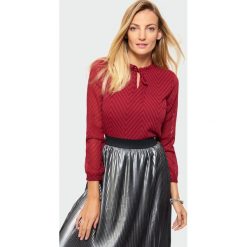 Elegancka bluzka bordowa - 44. Czerwone bluzki damskie e-margeritka.pl, z aplikacjami, z tkaniny, eleganckie, ze stójką, bez rękawów, dopasowane. Za 79,99 zł.