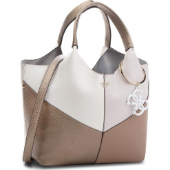 Torebka GUESS - HWCB68 65060 TAUPE MULTI. Brązowe torebki klasyczne damskie Guess, z aplikacjami, ze skóry ekologicznej, duże. Za 679,00 zł.