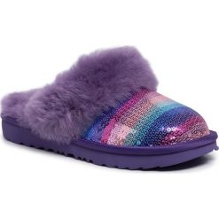 Kapcie UGG - K Cozy II Rainbow 1103585K Vrbw. Fioletowe sandały dziewczęce Ugg, z wełny. W wyprzedaży za 229,00 zł.