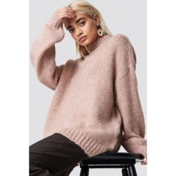 NA-KD Trend Sweter z golfem z domieszką wełny - Pink. Różowe swetry damskie marki NA-KD Trend, bez wzorów, z wełny, bez rękawów, bez kaptura. Za 242,95 zł.