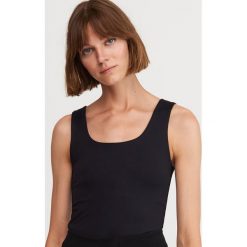 Gładki top basic - Czarny. Czarne topy damskie Reserved, s, bez wzorów, bez kołnierzyka. Za 39,99 zł.