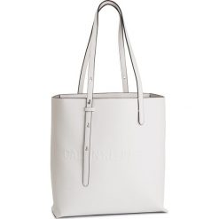 Torebka CALVIN KLEIN JEANS - Box N/S Tote W/ Zipper K60K605533 102. Białe torebki klasyczne damskie Calvin Klein Jeans, z aplikacjami, z jeansu, klasyczne, zdobione, bez dodatków. Za 579,00 zł.
