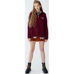 Bluza z suwakiem i haftem. Czerwone bluzy damskie marki Pull&Bear, z haftami. Za 99,90 zł.