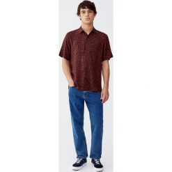 Koszula w panterkę. Czerwone koszule męskie Pull&Bear, m, bez wzorów, bez kołnierzyka, z długim rękawem. Za 89,90 zł.