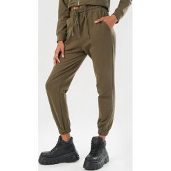 Zielone Spodnie Rhelira. Zielone spodnie damskie Born2be, s, z dresówki. Za 99,99 zł.