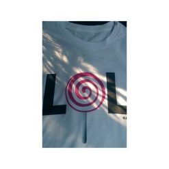 „Lolita” – Vladimir Nabokov. Białe t-shirty damskie marki Kurdemol, s, bez wzorów, z dresówki, z dekoltem na plecach. Za 69,00 zł.
