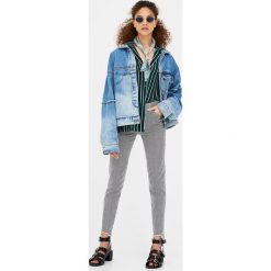 Jeansy skinny fit w paski. Białe rurki damskie marki Pull & Bear. Za 69,90 zł.