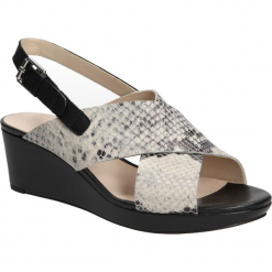 SANDAŁY CLARKS ORNATE FLORRIE 26117671. Szare sandały damskie Clarks, bez wzorów, bez obcasa, bez zapięcia. Za 219,99 zł.