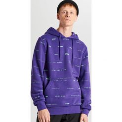 Bluza z napisami all over - Fioletowy. Fioletowe bluzy męskie Cropp, s, z napisami, bez kołnierzyka, bez rękawów, bez kaptura. Za 119,99 zł.