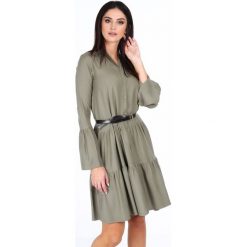 Sukienka z falbaną na rękawach khaki 1895. Brązowe sukienki damskie Fasardi, s, bez wzorów, bez kołnierzyka, bez rękawów. Za 89,00 zł.