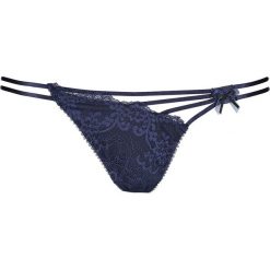 Stringi "Londra" w kolorze granatowym. Niebieskie stringi damskie Lascana & Co., w koronkowe wzory, z bawełny. W wyprzedaży za 44,95 zł.