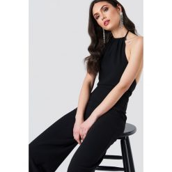 NA-KD Party Kombinezon z odkrytymi plecami - Black. Czarne kombinezony damskie NA-KD Party, na imprezę, bez wzorów, z poliesteru, bez kołnierzyka, bez rękawów. Za 161,95 zł.