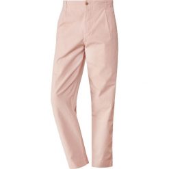 Folk ASSEMBLY PANT Spodnie materiałowe plaster pink. Różowe spodnie męskie marki Folk, m, bez wzorów, z bawełny. Za 559,00 zł.