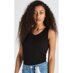 Tank top z dekoltem w szpic - Czarny. Czarne topy damskie marki Sinsay, s, bez wzorów, bez kołnierzyka. Za 14,99 zł.