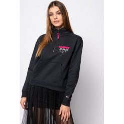 Bluza Tommy Jeans Tjw Logo Quarter DW0DW07662. Czarne bluzy damskie Tommy Jeans, xs, bez wzorów, z bawełny, bez rękawów, bez kaptura. W wyprzedaży za 299,00 zł.