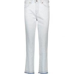 Dżinsy - Mom fit - w kolorze białym. Białe jeansy damskie Wrangler, l, z podwyższonym stanem. W wyprzedaży za 175,95 zł.