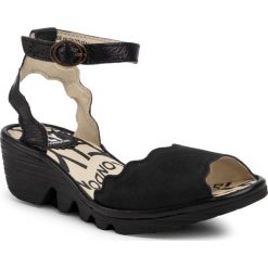 Sandały FLY LONDON - Pinefly P501192000 Black. Czarne klapki damskie Fly London, bez wzorów, ze skóry, bez obcasa, na obcasie. Za 429,00 zł.